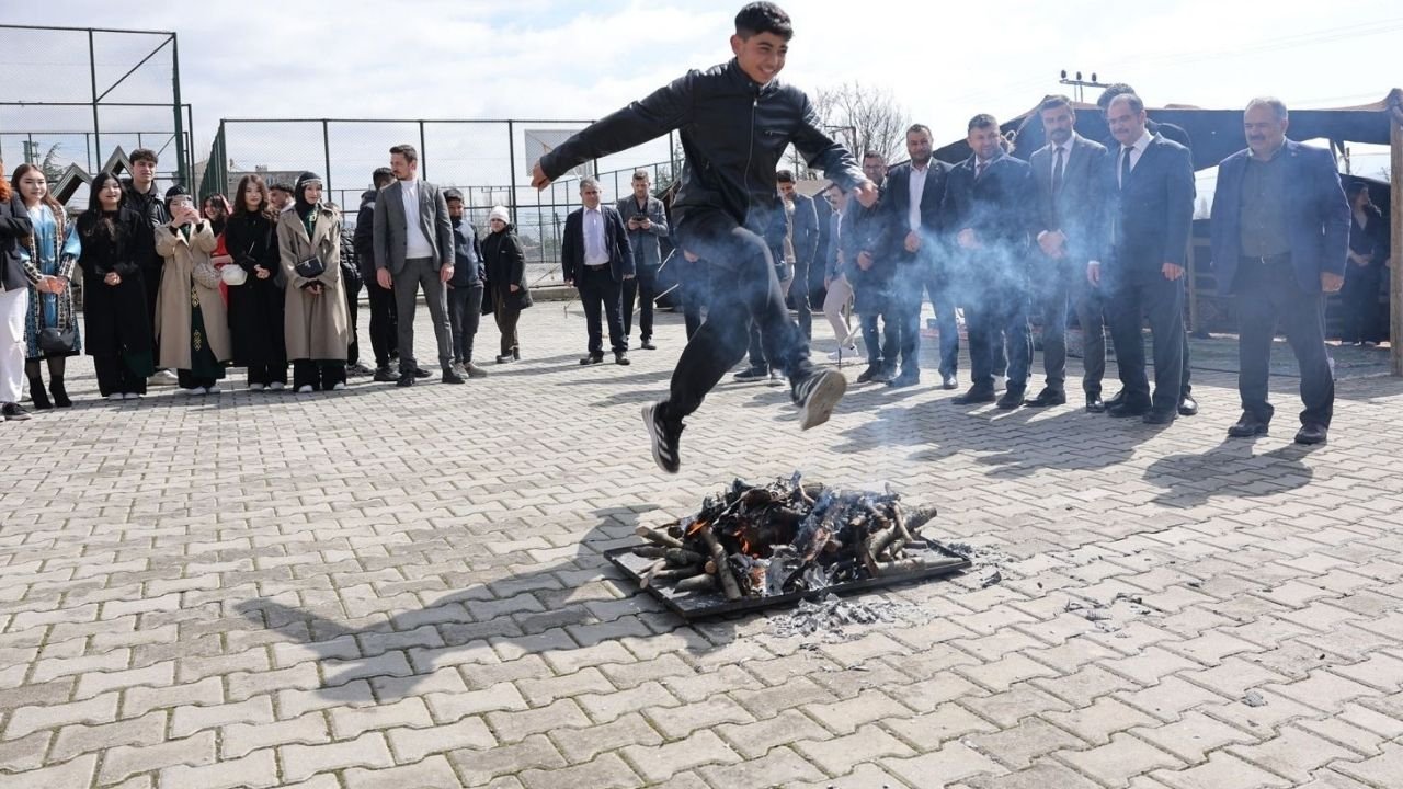 Sandıklı’da Nevruz Ateşi Akharım’da Yandı! Türk Dünyası Bu Şölende Buluştu