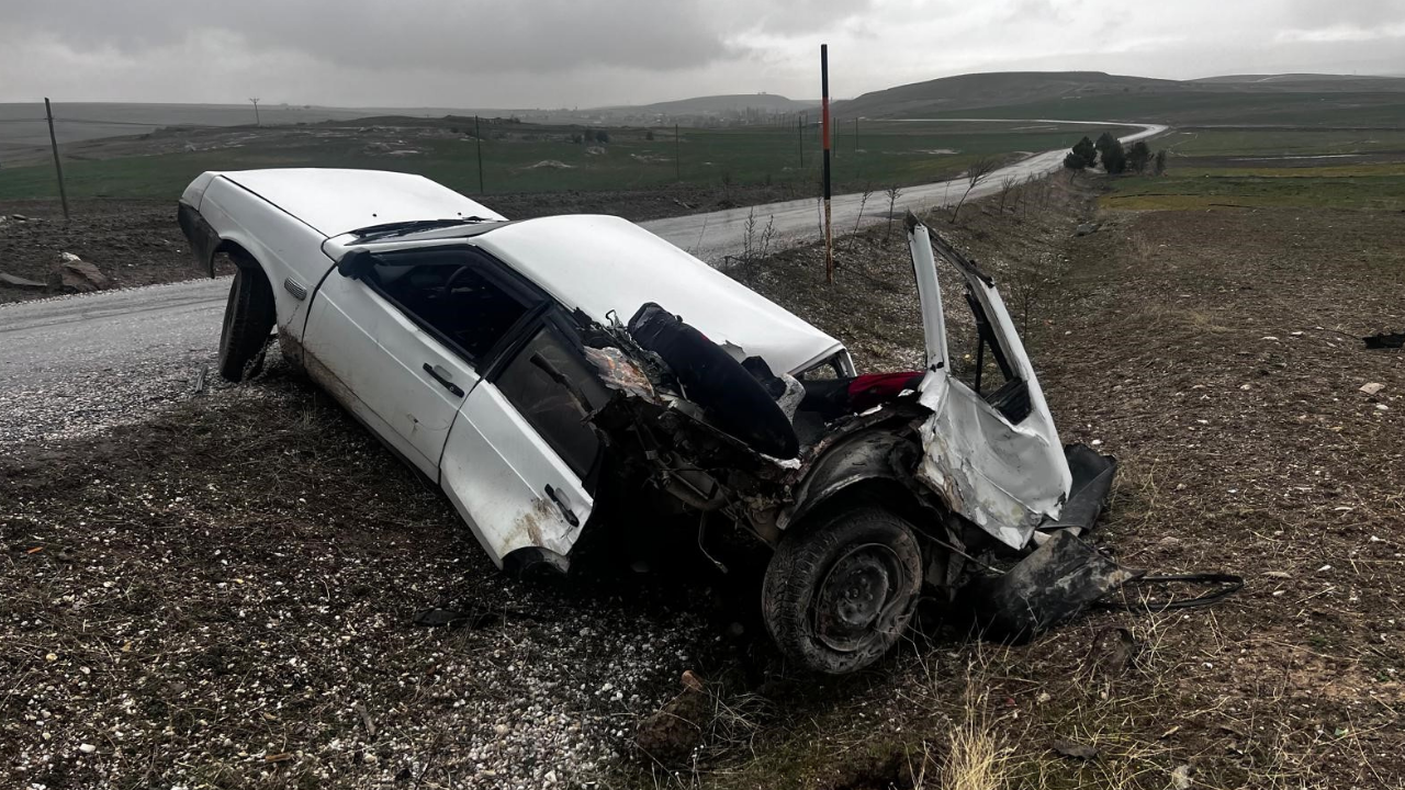 Afyon’da İnanılmaz Kaza! Otomobil İkiye Bölündü, Sürücü Sağ Çıktı!