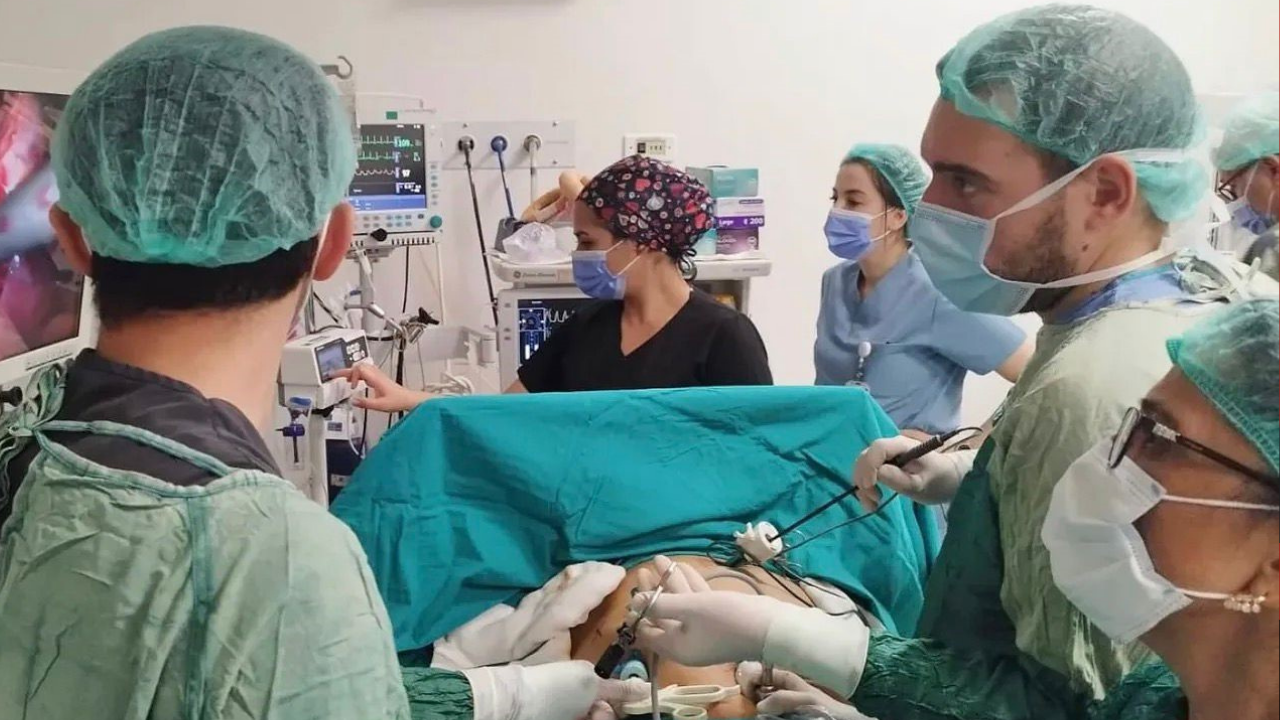 Şuhut Devlet Hastanesi’nde Modern Cerrahi Dönemi: Kapalı Safra Kesesi Ameliyatı Başarıyla Gerçekleşti!