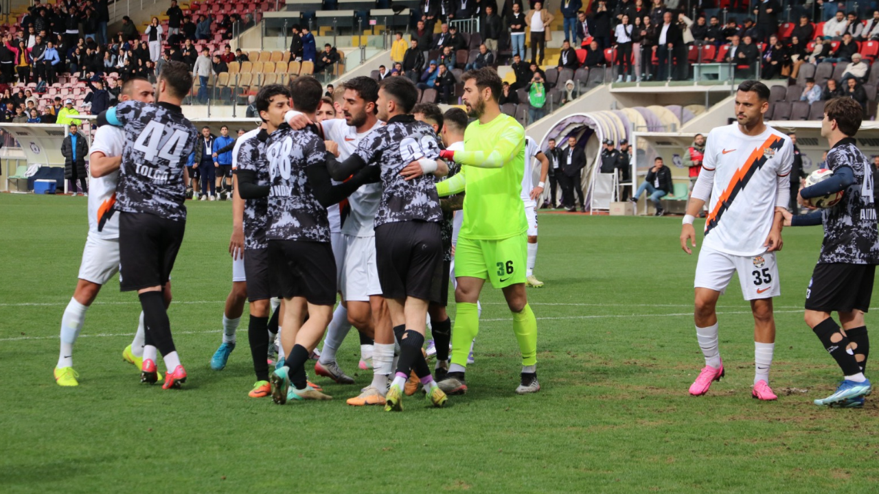 ZAFER STADYUMU’NDA "ARTI" KABUSU: AFYONSPOR 90+3’TE YIKILDI! 10 KİŞİYLE MÜTHİŞ DİRENİŞ, SON DAKİKADA GELEN GOL...