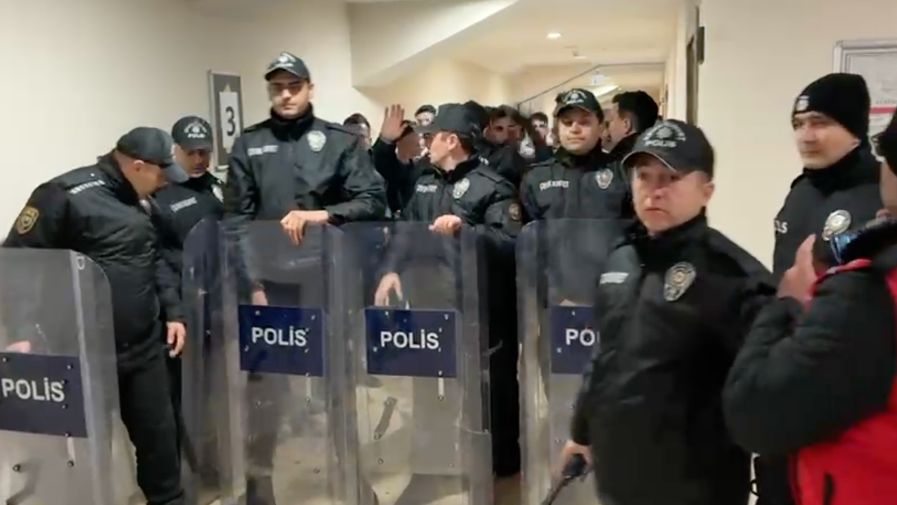 ZAFER STADI'NDA MAÇ BİTTİ, OLAYLAR BİTMEDİ! AFYONSPOR-ÇORUHLUSPOR MAÇI SONRASI SAHA KARIŞTI!