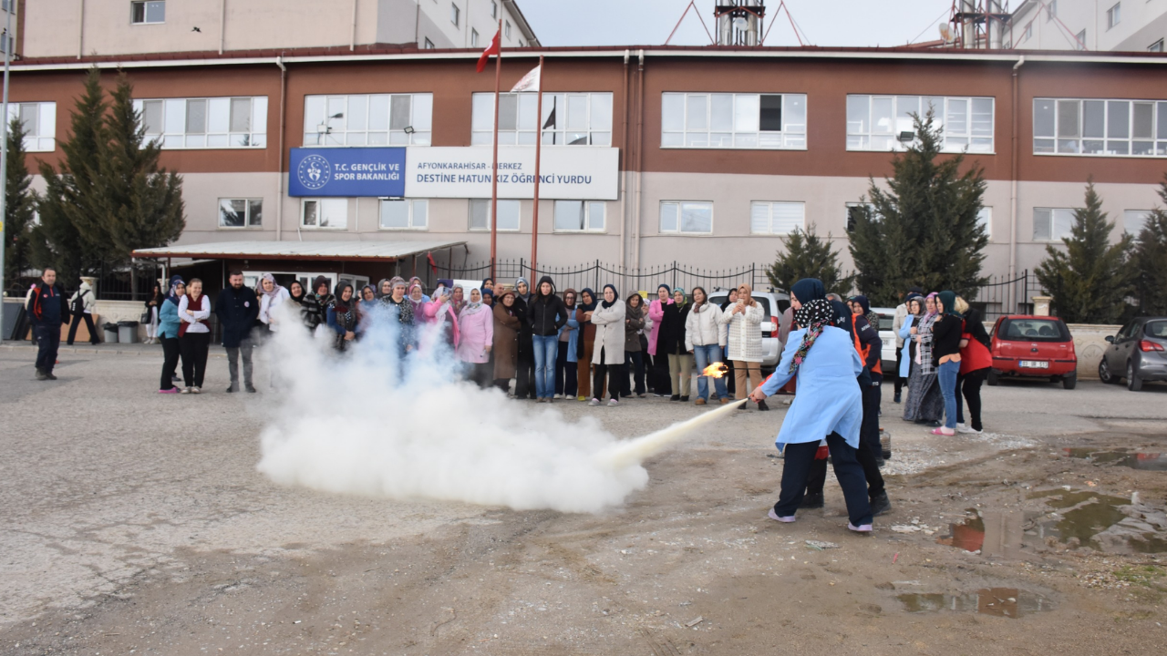 Afyon’da Yurtlarda Alarm! Afet Eğitimi ve Tahliye Tatbikatı Gerçeğini Aratmadı