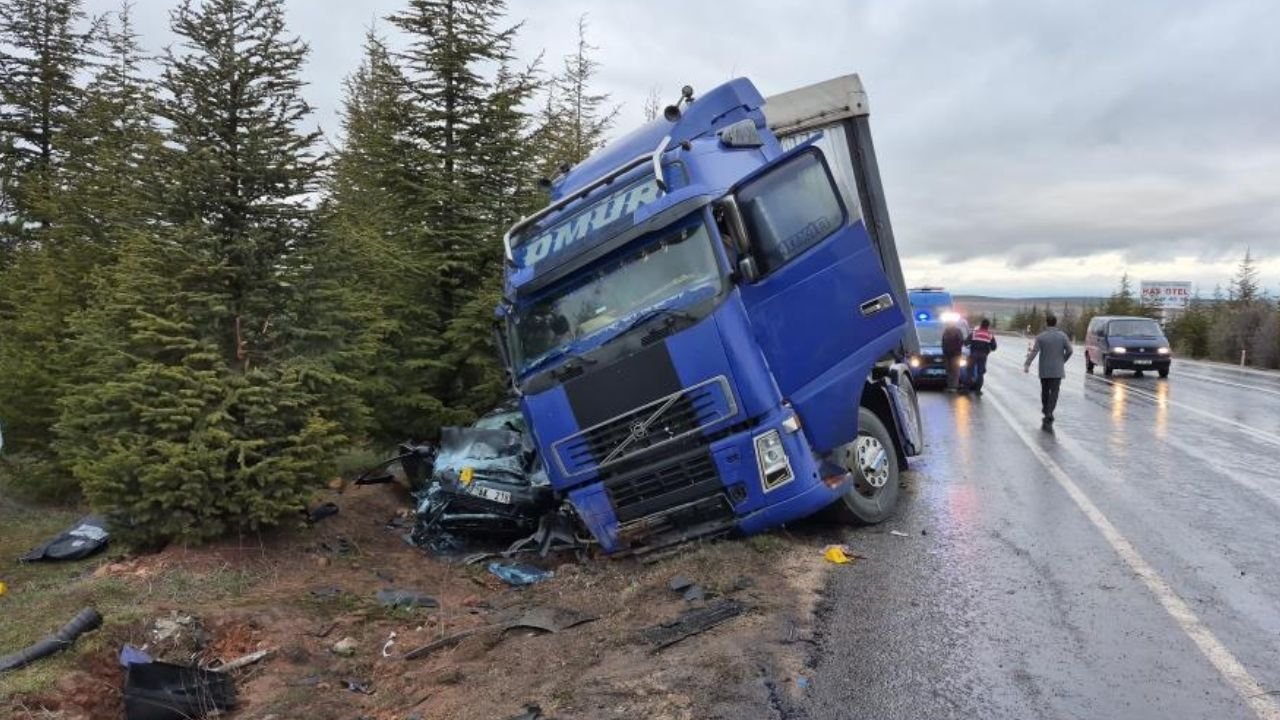 Eskişehir’de kontrolden çıkan tır otomobili altına aldı: 1 ölü, 1’i ağır 2 yaralı
