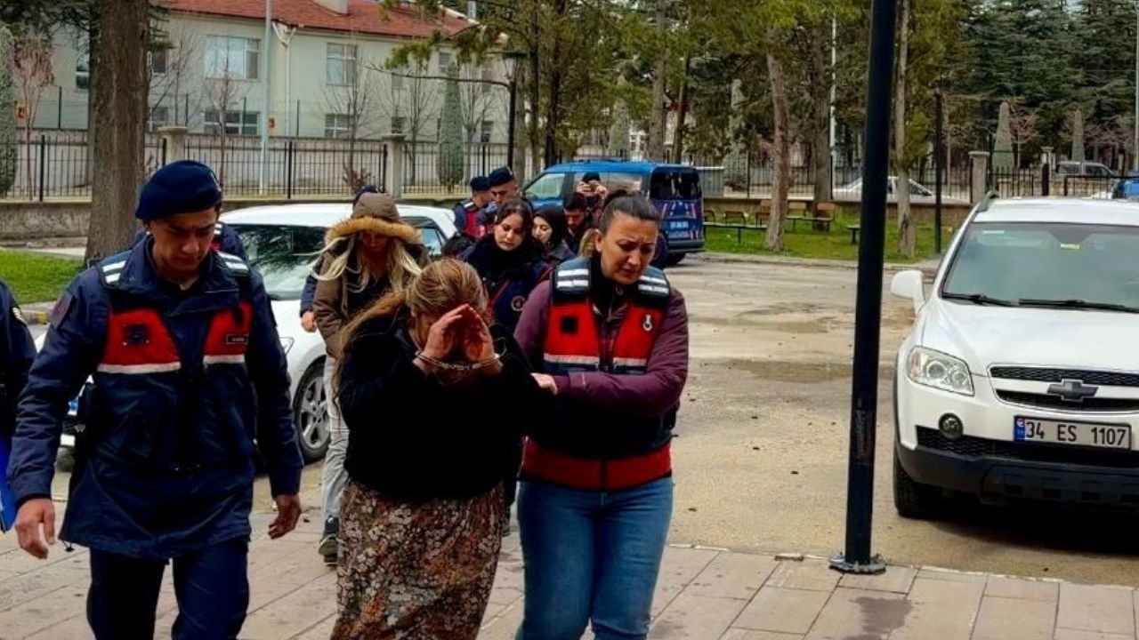 Afyonkarahisar’da bohçacı kılığında 880 bin TL’lik hırsızlık: Şüpheliler yakalandı
