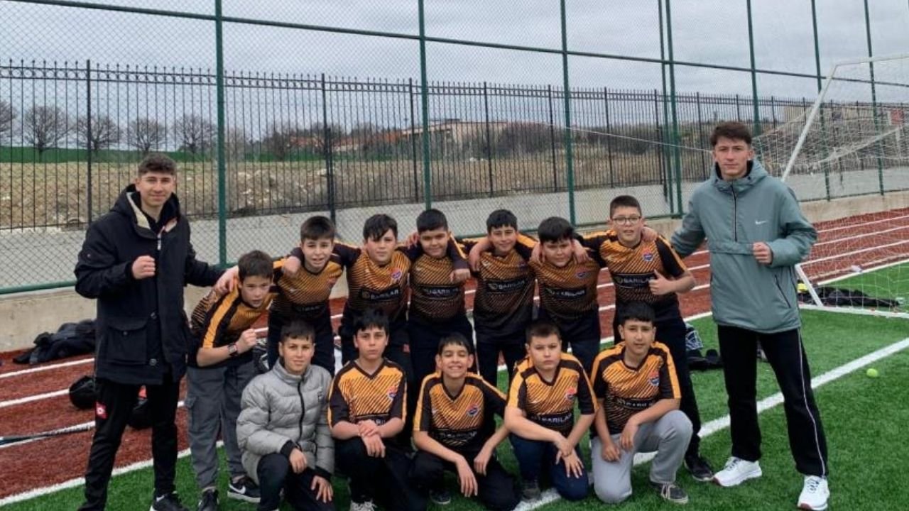 Maver Kemal Arsoy Ortaokulu beyzbol takımından Türkiye finalleri başarısı