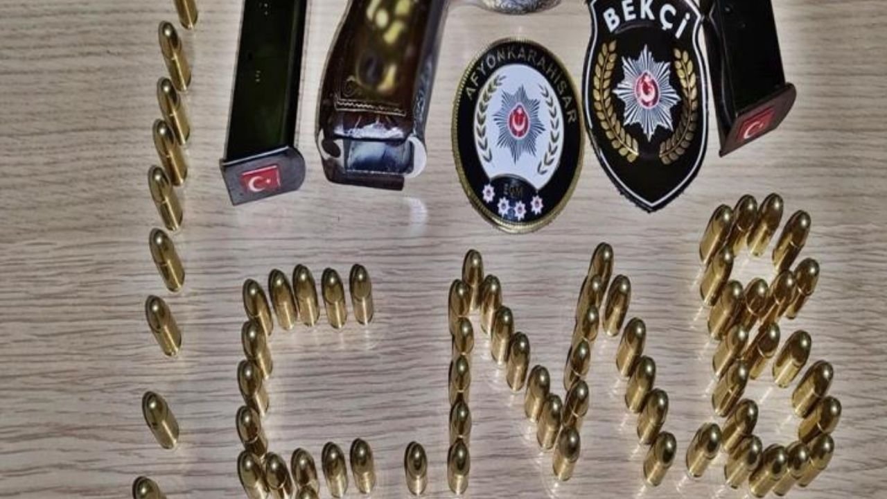 Afyon’da polis operasyonu! 20 kişi yakalandı, silah ve uyuşturucu ele geçirildi