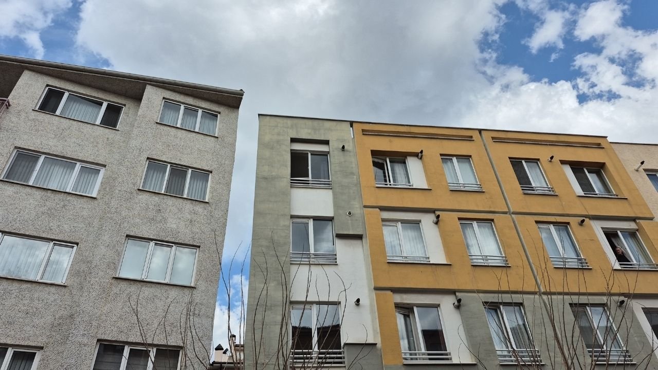 20 Yaşındaki Genç Kız Pencereden Düştü! Eskişehir'de Üniversite Öğrencisi Camdan Düştü: Kaza mı İntihar mı?