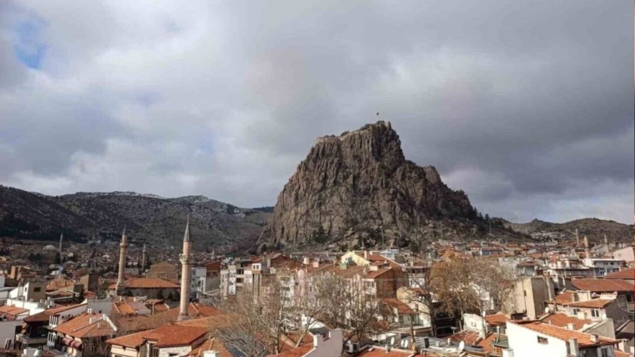 METEOROLOJİDEN AFYONKARAHİSAR İÇİN KRİTİK UYARI: KUVVETLİ YAĞIŞ VE FIRTINA GELİYOR!