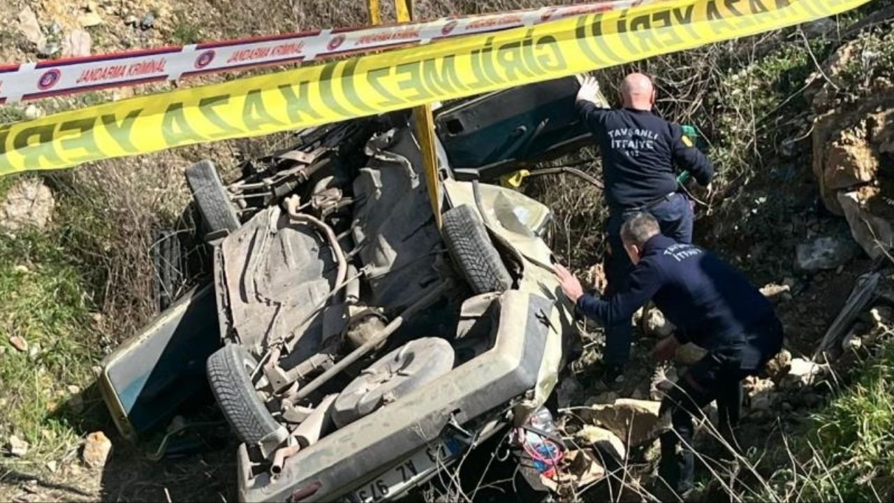 Afyon’un Komşusunda Feci Kaza! Araç Çukura Uçtu: 2 Kişi Hayatını Kaybetti