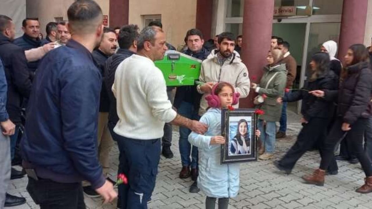 Genç Öğretmen Evinde Ölü Bulundu! Bahar Akbalık Kaybı Eğitim Camiasını Yasa Boğdu