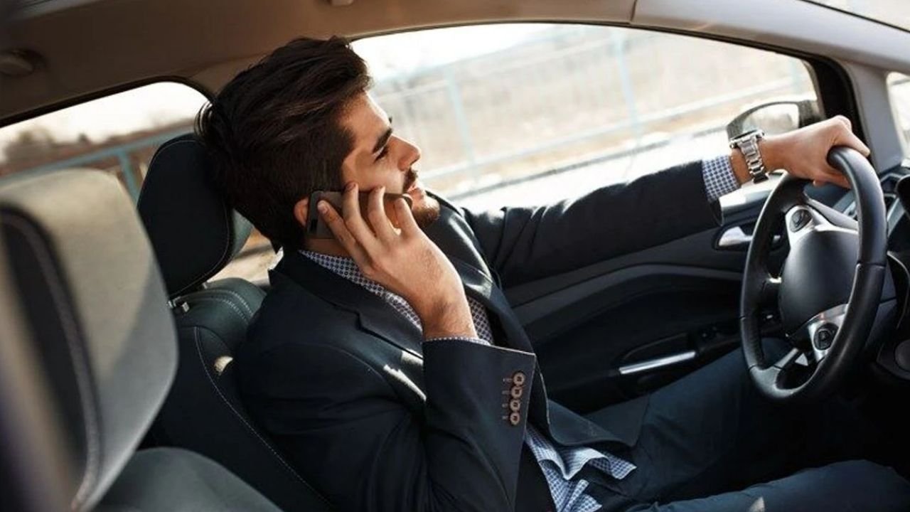 Arabada telefonla konuşmanın cezası nedir? Arabada telefonla konuşunca ehliyet puanı düşer mi, ehliyete el konulur mu?