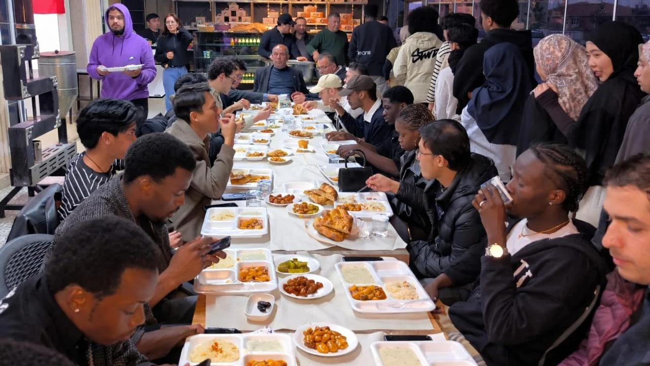 Farkli Ulkelerden Ogrenciler Afyonda Iftar Sofrasinda Bulustu 69B67199Ea395