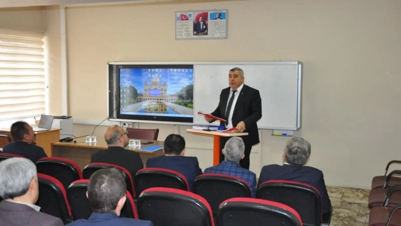 Müdür Sünnetci Sandıklı’da LGS ve YKS hazırlıklarını masaya yatırdı