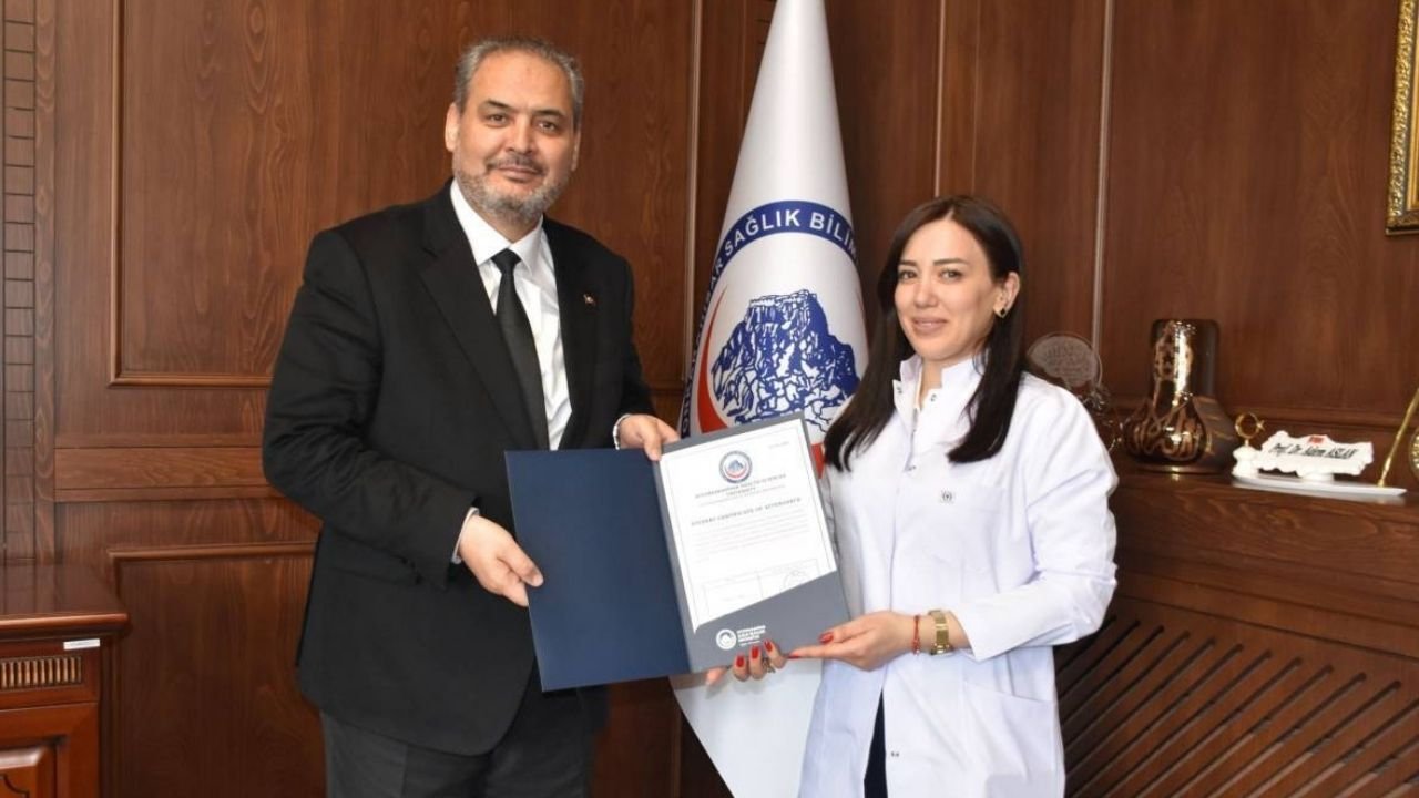 AFSÜ Rektörü Aslan, Azerbaycanlı öğrenciye sertifika takdim etti