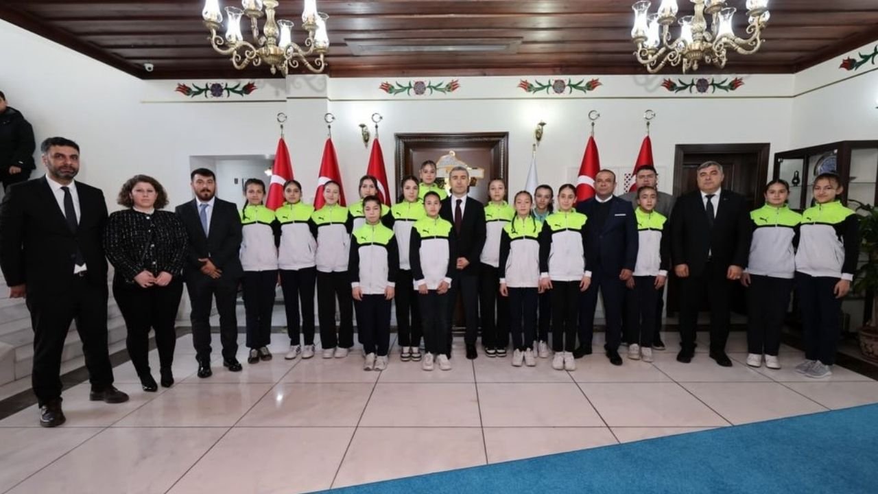 Afyon’un Gururu Gençler! Türkiye Şampiyonu Takım ve İlk 1000’e Giren Öğrenciler Valilikte Ödüllendirildi