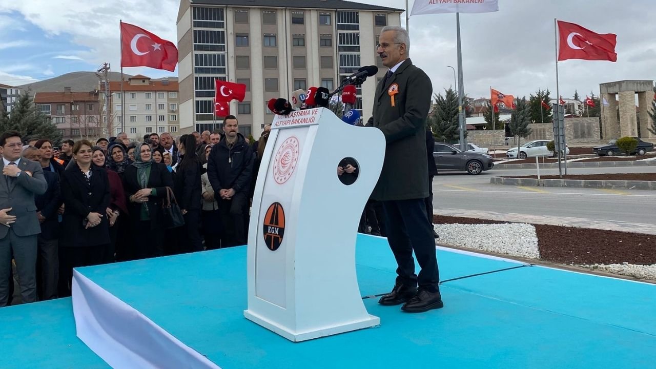 Afyonkarahisar’da Ulaşım Devrimi: Bakan Uraloğlu Hem Açılış Yaptı Hem Temel Attı!