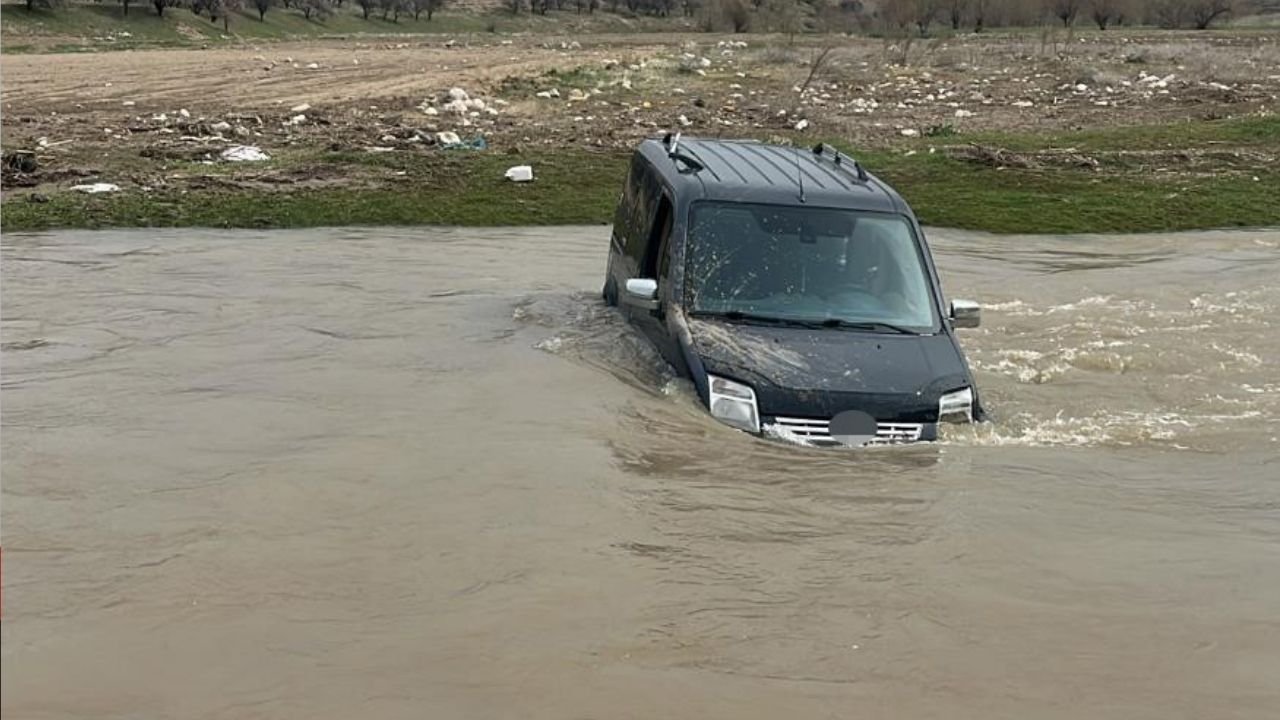 Yolunu Şaşırdı, Çaya Girdi! Afyonkarahisar’da Akıntıya Kapılan Sürücüye Halatlı Müdahale