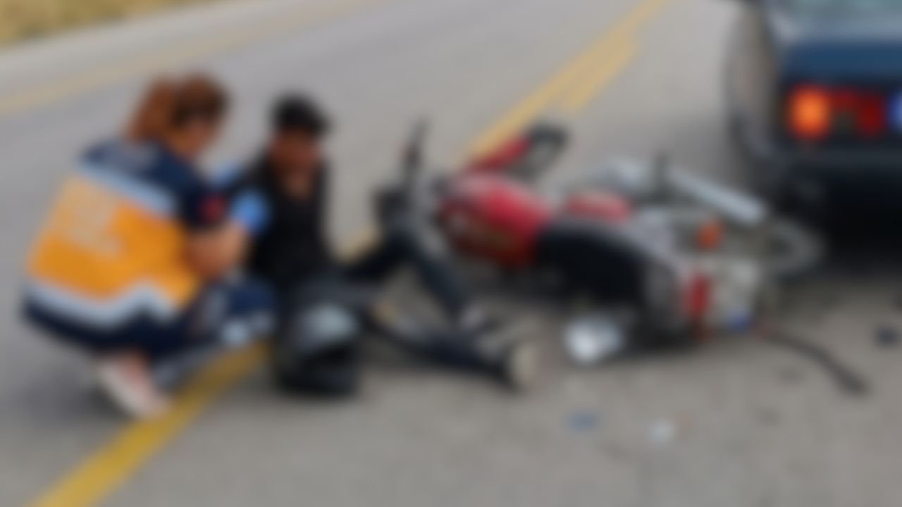 Afyon'da Trafik Kazası: Tescilsiz Motosiklet Otomobile Arkadan Çarptı, 17 Yaşındaki Sürücü Hastaneye Kaldırıldı