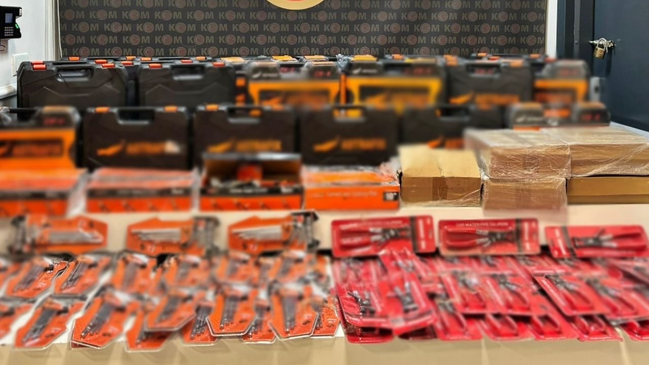 Afyonkarahisar Emniyeti’nden Kaçakçılık Operasyonu: 2 Araçta Cephanelik Gibi Malzeme!