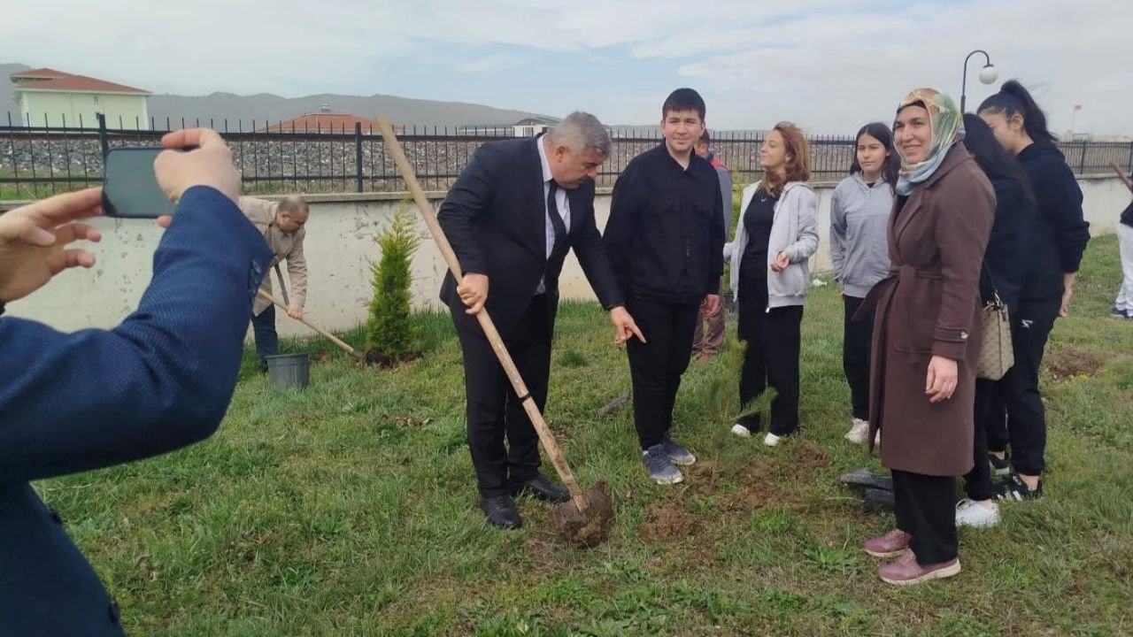 Afyonlu öğrencilerden doğaya katkı: Fidanlar toprakla buluştu