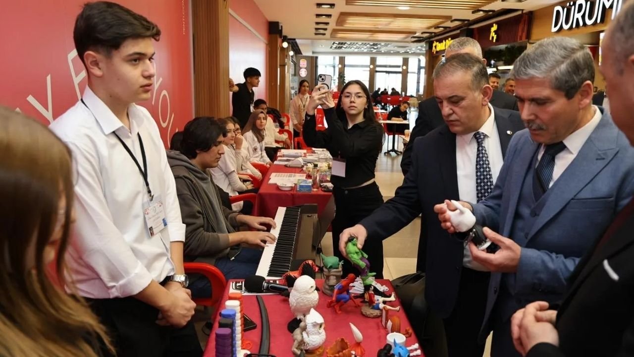 Dinar’da Öğrencilerden Sanat Şöleni El Emeği Göz Nuru Çalışmalar Büyük Ilgi Gördü