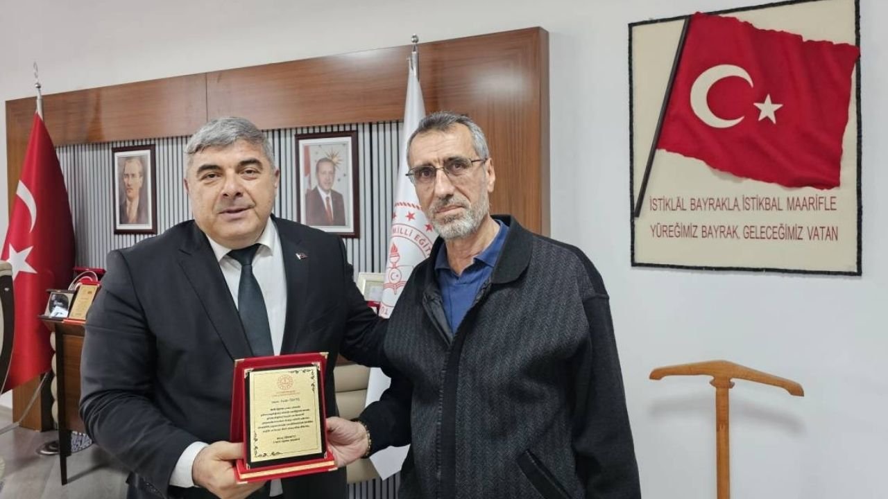 Müdür Sünnetci'den emek dolu yıllara vefa: Aydın Özateş’e plaket takdim edildi