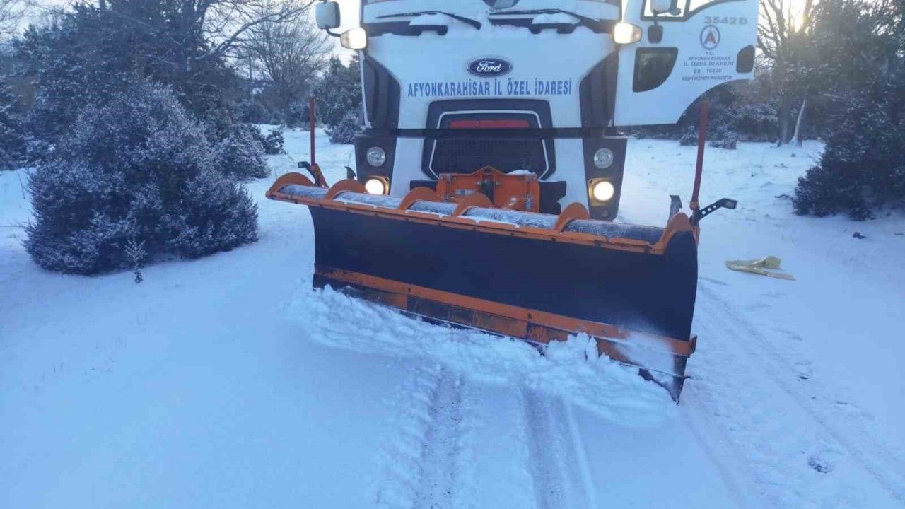Afyonkarahisar’da karla mücadele çalışmaları sürüyor