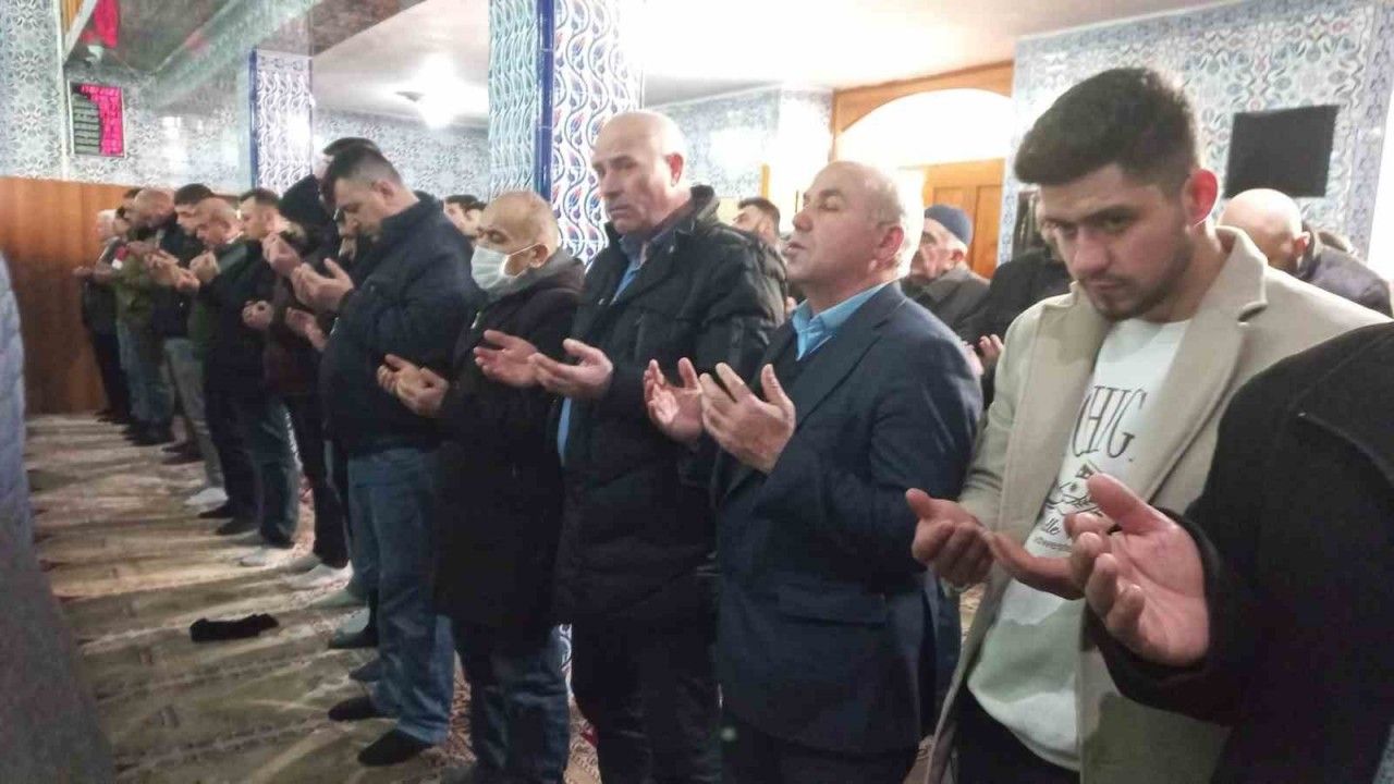 Depremde hayatını kaybedenler için gıyabi cenaze namazı kılındı