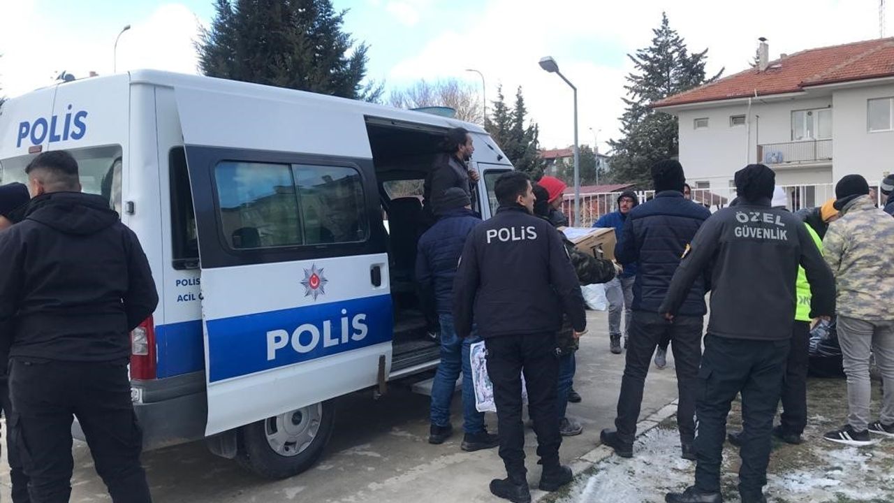 Depremzedelere polisten yardım eli