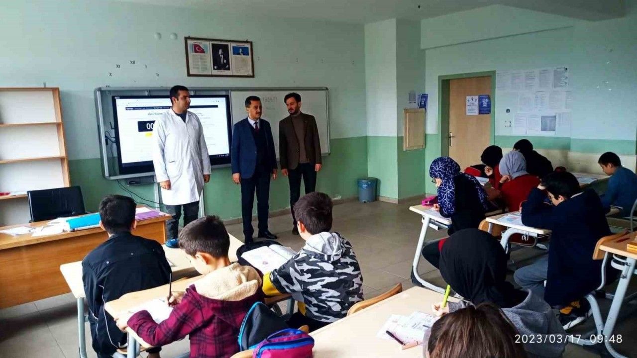 Bolvadin’de Liselere Geçiş Sistemi (LGS) deneme sınavı yapıldı