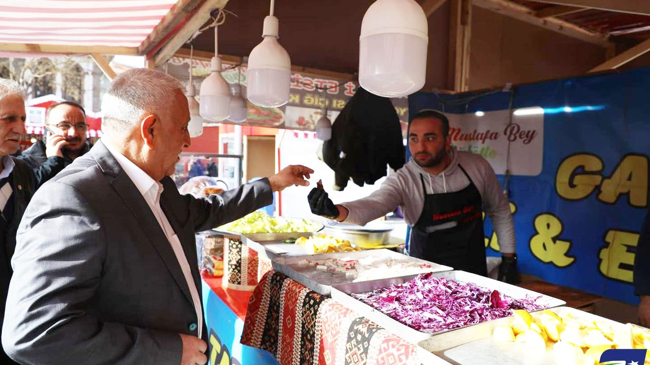 Başkan Zeybek’ten Ramazan Çarşısına Ziyaret