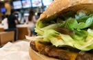 Hamburgerini açınca gözlerine inanamadı! İçinden sümüklü böcek çıktı