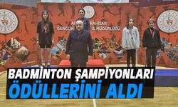 Badminton şampiyonları ödüllerini aldı