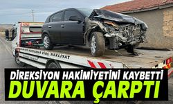 Duvara çarpan otomobilde 2 kişi yaralandı