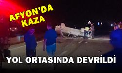 Otomobil yol ortasında devrildi