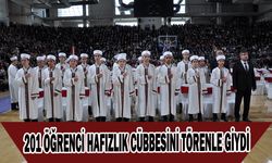 201 ÖĞRENCİ HAFIZLIK CÜBBESİNİ TÖRENLE GİYDİ