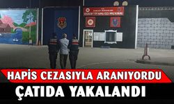 Afyonkarahisar’da aranan şahıs çatıda yakalandı