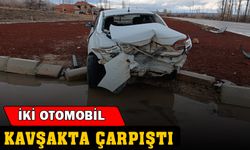 Kavşakta çarpışan otomobillerden birinin sürücüsü yaralandı