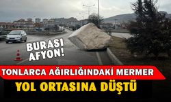 Yola düşen tonlarca ağırlığındaki mermer blok sürücülere zor anlar yaşattı