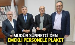 Müdür Sünnetci’den emekli olan personele plaket