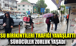 Afyonkarahisar’da beklenen yağış başladı, vatandaşlar zor anlar yaşadı
