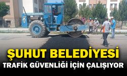 Şuhut’ta sürücü ve yaya güvenliği için kasis çalışmaları devam ediyor