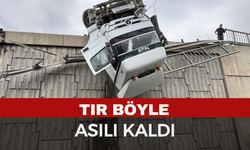 Devrilen tır viyadükte asılı kaldı