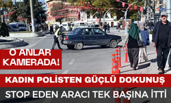 Yolun ortasında kalan otomobili kadın polis tek başına itti