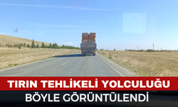 Tırın taşıdığı tuğlalar ile tehlikeli yolculuğu kamerada