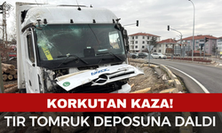 Afyon'da Kontrolden Çıkan Tır Fabrikaya Daldı