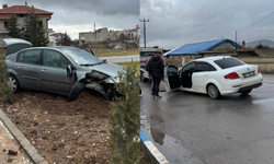Sandıklı'da İki Araç Çarpıştı Kazadan Yara Almadan Kurtuldular