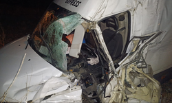 Afyon’da Kaza! Şarampole Devrilen Minibüste Can Pazarı!