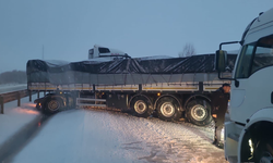 Afyon - Antalya Yolu Karla Kapandı
