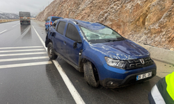 Afyon'da Refüje Devrilen Araç Hurdaya Döndü